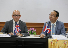 รองผู้ว่าราชการจังหวัดสุราษฎร์ธานี ให้การต้อนรับ Mr.Mark Gooding เอกอัครราชทูตอังกฤษประจำประเทศไทย พร้อมด้วย Mrs.Joanne Finnamore-Crorkin กงสุลอังกฤษประจำประเทศไทย