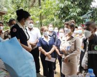 นายกเหล่ากาชาดจังหวัดสุราษฎร์ธานี พร้อมคณะ ร่วมลงพื้นที่เยี่ ... พารามิเตอร์รูปภาพ 4