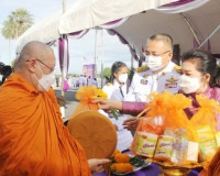 พุทธศาสนิกชนจังหวัดสุราษฎร์ธานีพร้อมใจทำบุญตักบาตรและปล่อยพั ... พารามิเตอร์รูปภาพ 1