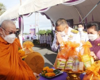 พุทธศาสนิกชนจังหวัดสุราษฎร์ธานีพร้อมใจทำบุญตักบาตรและปล่อยพั ... พารามิเตอร์รูปภาพ 8