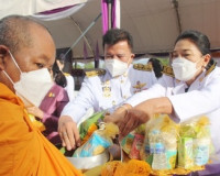 พุทธศาสนิกชนจังหวัดสุราษฎร์ธานีพร้อมใจทำบุญตักบาตรและปล่อยพั ... พารามิเตอร์รูปภาพ 9