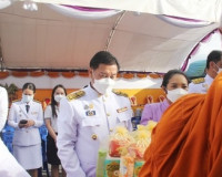 พุทธศาสนิกชนจังหวัดสุราษฎร์ธานีพร้อมใจทำบุญตักบาตรและปล่อยพั ... พารามิเตอร์รูปภาพ 10