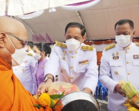 พุทธศาสนิกชนจังหวัดสุราษฎร์ธานีพร้อมใจทำบุญตักบาตรและปล่อยพั ... พารามิเตอร์รูปภาพ 11