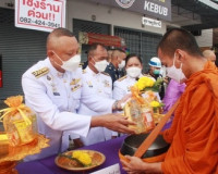 พุทธศาสนิกชนจังหวัดสุราษฎร์ธานีพร้อมใจทำบุญตักบาตรและปล่อยพั ... พารามิเตอร์รูปภาพ 12