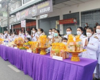 พุทธศาสนิกชนจังหวัดสุราษฎร์ธานีพร้อมใจทำบุญตักบาตรและปล่อยพั ... พารามิเตอร์รูปภาพ 13