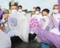 พุทธศาสนิกชนจังหวัดสุราษฎร์ธานีพร้อมใจทำบุญตักบาตรและปล่อยพั ... พารามิเตอร์รูปภาพ 17