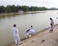 พุทธศาสนิกชนจังหวัดสุราษฎร์ธานีพร้อมใจทำบุญตักบาตรและปล่อยพั ... พารามิเตอร์รูปภาพ 18