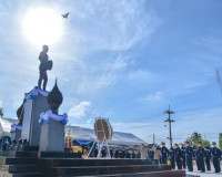 ผู้ว่าราชการจังหวัดสุราษฎร์ธานี ร่วมพิธีวางพวงมาลา ”วันกองทั ... พารามิเตอร์รูปภาพ 2