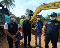ผู้ว่าฯ ลงพื้นที่ตรวจสอบสถานที่เกิดเหตุ การลักลอบเผารถแบคโฮท ... พารามิเตอร์รูปภาพ 1