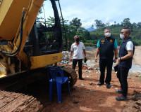 ผู้ว่าฯ ลงพื้นที่ตรวจสอบสถานที่เกิดเหตุ การลักลอบเผารถแบคโฮท ... พารามิเตอร์รูปภาพ 2