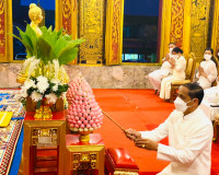 พิธีเวียนเทียน เนื่องในเทศกาลวันอาสาฬหบูชาและวันเข้าพรรษา ปร ... พารามิเตอร์รูปภาพ 3