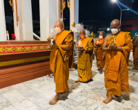 พิธีเวียนเทียน เนื่องในเทศกาลวันอาสาฬหบูชาและวันเข้าพรรษา ปร ... พารามิเตอร์รูปภาพ 11