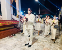 พิธีเวียนเทียน เนื่องในเทศกาลวันอาสาฬหบูชาและวันเข้าพรรษา ปร ... พารามิเตอร์รูปภาพ 12