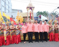 ผู้ว่า ฯ สุราษฎร์ธานี ร่วมพิธีอัญเชิญเทียนพรรษาพระราชทาน ผ้า ... พารามิเตอร์รูปภาพ 12
