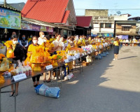 พิธีกิจกรรมทำบุญตักบาตรถวายพระราชกุศล เนื่องในโอกาสวันเฉลิมพ ... พารามิเตอร์รูปภาพ 5