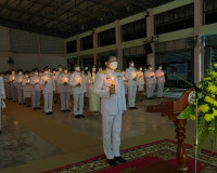 พิธีถวายเครื่องราชสักการะและวางพานพุ่มและพิธีจุดเทียนถวายพระ ... พารามิเตอร์รูปภาพ 1