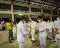 พิธีถวายเครื่องราชสักการะและวางพานพุ่มและพิธีจุดเทียนถวายพระ ... พารามิเตอร์รูปภาพ 4