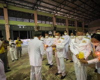 พิธีถวายเครื่องราชสักการะและวางพานพุ่มและพิธีจุดเทียนถวายพระ ... พารามิเตอร์รูปภาพ 5