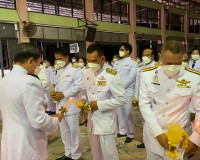 พิธีถวายเครื่องราชสักการะและวางพานพุ่มและพิธีจุดเทียนถวายพระ ... พารามิเตอร์รูปภาพ 6