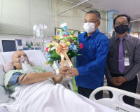 พ่อเมืองสุราษฎร์ รุดเยี่ยมกู้ภัยใต้น้ำมือ 1 เส้นเลือดสมองแตก ... พารามิเตอร์รูปภาพ 3