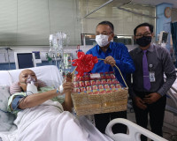 พ่อเมืองสุราษฎร์ รุดเยี่ยมกู้ภัยใต้น้ำมือ 1 เส้นเลือดสมองแตก ... พารามิเตอร์รูปภาพ 4