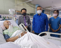 พ่อเมืองสุราษฎร์ รุดเยี่ยมกู้ภัยใต้น้ำมือ 1 เส้นเลือดสมองแตก ... พารามิเตอร์รูปภาพ 5
