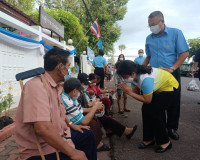 ผู้ว่าฯ สุราษฎร์ธานี พร้อมด้วยนายกเหล่ากาชาดจังหวัดแจก &quot;ถุงป ... พารามิเตอร์รูปภาพ 11