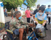 ผู้ว่าฯ สุราษฎร์ธานี พร้อมด้วยนายกเหล่ากาชาดจังหวัดแจก &quot;ถุงป ... พารามิเตอร์รูปภาพ 13