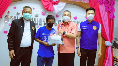 ผู้ว่าสุราษฎร์ฯ ยกทัพ ฝ่าลมฝน นำทะเบียนราษฎรกรมการปกครอง ให้ ... พารามิเตอร์รูปภาพ 1