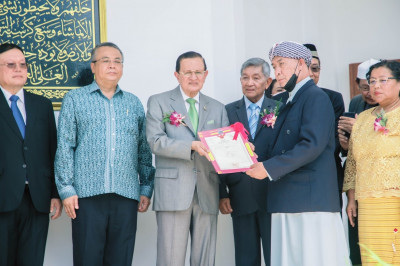 ผู้ว่าราชการจังหวัดสุราษฎร์ธานี ต้อนรับและร่วมพิธีเปิดมัสยิด ... พารามิเตอร์รูปภาพ 1