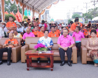 ประชาชนและนักท่องเที่ยวนับหมื่นคนพร้อมใจร่วมขบวนแห่เรือพนมพร ... พารามิเตอร์รูปภาพ 3