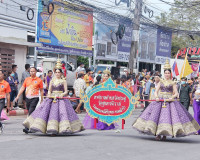 ประชาชนและนักท่องเที่ยวนับหมื่นคนพร้อมใจร่วมขบวนแห่เรือพนมพร ... พารามิเตอร์รูปภาพ 8