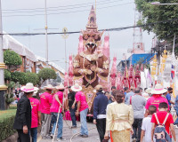 ประชาชนและนักท่องเที่ยวนับหมื่นคนพร้อมใจร่วมขบวนแห่เรือพนมพร ... พารามิเตอร์รูปภาพ 12