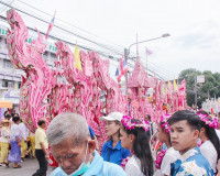ประชาชนและนักท่องเที่ยวนับหมื่นคนพร้อมใจร่วมขบวนแห่เรือพนมพร ... พารามิเตอร์รูปภาพ 13