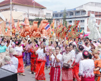 ประชาชนและนักท่องเที่ยวนับหมื่นคนพร้อมใจร่วมขบวนแห่เรือพนมพร ... พารามิเตอร์รูปภาพ 14