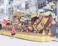 ประชาชนและนักท่องเที่ยวนับหมื่นคนพร้อมใจร่วมขบวนแห่เรือพนมพร ... พารามิเตอร์รูปภาพ 17