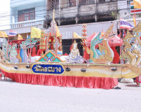 ประชาชนและนักท่องเที่ยวนับหมื่นคนพร้อมใจร่วมขบวนแห่เรือพนมพร ... พารามิเตอร์รูปภาพ 18