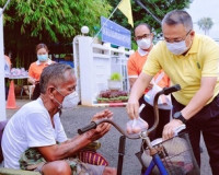ผู้ว่าฯสุราษฎร์ธานี แจกจ่ายถุงปันสุขจำนวน 900 ชุดให้แก่ผู้พิ ... พารามิเตอร์รูปภาพ 1