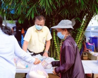 ผู้ว่าฯสุราษฎร์ธานี แจกจ่ายถุงปันสุขจำนวน 900 ชุดให้แก่ผู้พิ ... พารามิเตอร์รูปภาพ 5
