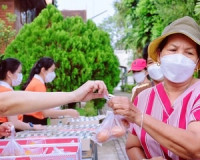 ผู้ว่าฯสุราษฎร์ธานี แจกจ่ายถุงปันสุขจำนวน 900 ชุดให้แก่ผู้พิ ... พารามิเตอร์รูปภาพ 10