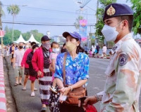 ผู้ว่าฯสุราษฎร์ธานี แจกจ่ายถุงปันสุขจำนวน 900 ชุดให้แก่ผู้พิ ... พารามิเตอร์รูปภาพ 11