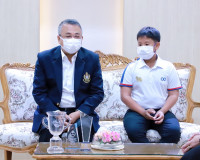 ผู้ว่าฯสุราษฎร์ธานี ให้โอวาท น้องโธมัส นักกีฬากอล์ฟเยาวชน สั ... พารามิเตอร์รูปภาพ 1