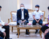 ผู้ว่าฯสุราษฎร์ธานี ให้โอวาท น้องโธมัส นักกีฬากอล์ฟเยาวชน สั ... พารามิเตอร์รูปภาพ 4