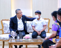ผู้ว่าฯสุราษฎร์ธานี ให้โอวาท น้องโธมัส นักกีฬากอล์ฟเยาวชน สั ... พารามิเตอร์รูปภาพ 5