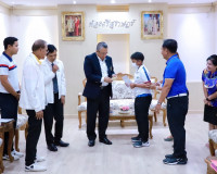ผู้ว่าฯสุราษฎร์ธานี ให้โอวาท น้องโธมัส นักกีฬากอล์ฟเยาวชน สั ... พารามิเตอร์รูปภาพ 13