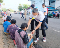 ผู้ว่าฯสุราษฎร์ธานี พร้อมด้วย นายกเหล่ากาชาด แจกจ่าย “ถุงปัน ... พารามิเตอร์รูปภาพ 3