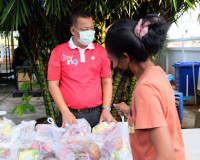ผู้ว่าฯสุราษฎร์ธานี พร้อมด้วย นายกเหล่ากาชาด แจกจ่าย “ถุงปัน ... พารามิเตอร์รูปภาพ 10