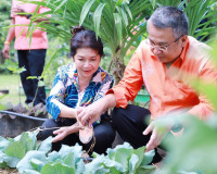 ผู้ว่าราชการจังหวัดสุราษฎร์ธานี จับมือ นายกเหล่ากาชาดจังหวัด ... พารามิเตอร์รูปภาพ 1