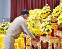 พิธีวางพานพุ่มดอกไม้สดถวายราชสักการะ เนื่องในวันพระบิดาแห่งฝ ... พารามิเตอร์รูปภาพ 2