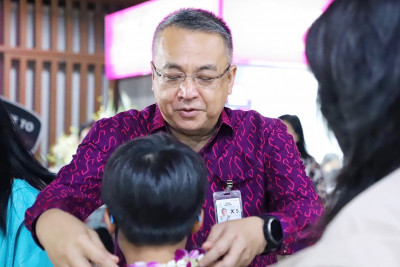ผู้ว่าราชการจังหวัดสุราษฎร์ธานี ร่วมต้อนรับนักท่องเที่ยวบินต ... พารามิเตอร์รูปภาพ 1